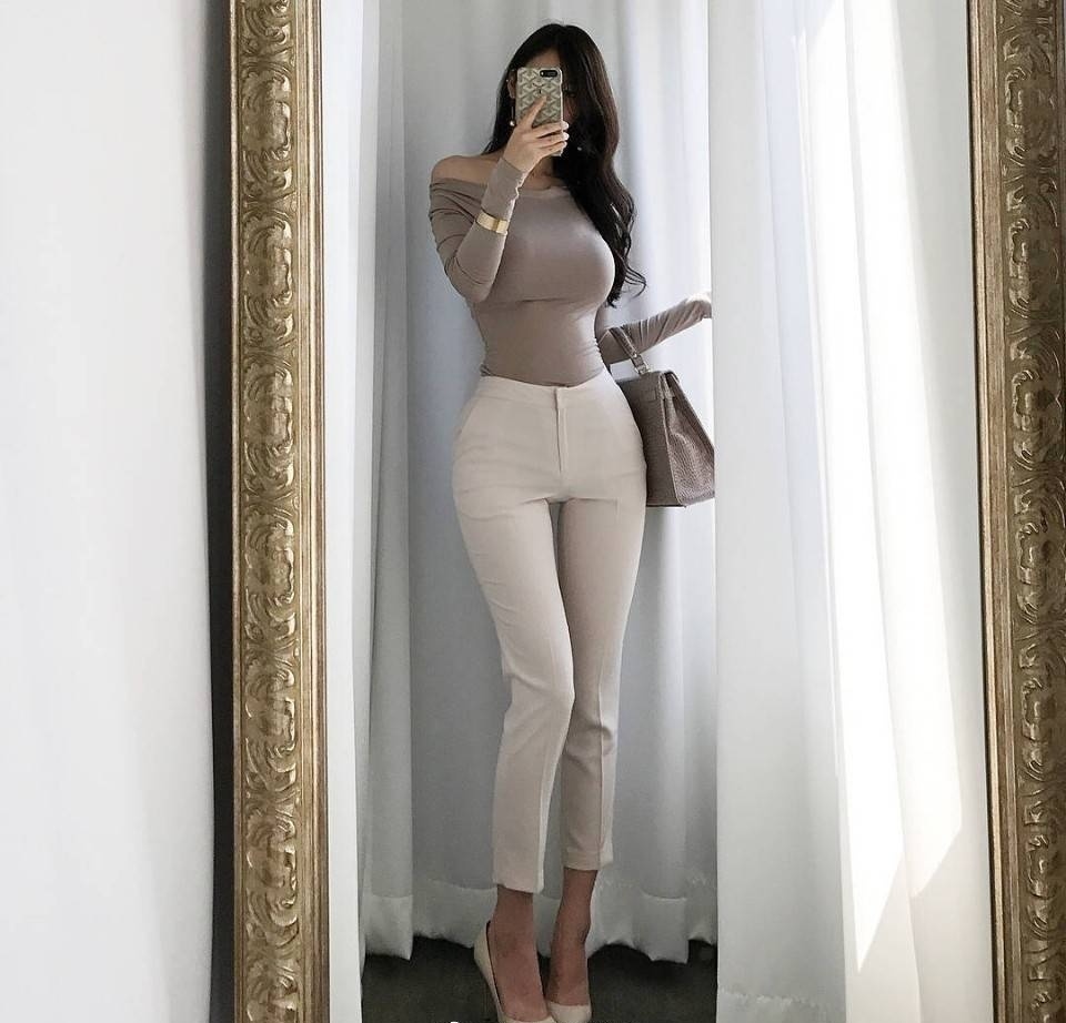 蜂腰大长腿，紧身牛仔裤尽显身材凹凸有致的曲线