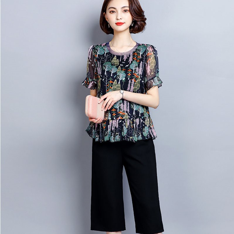 到了40的女人，也别穿太土!8月新出炉“妈妈装”，显嫩又显高