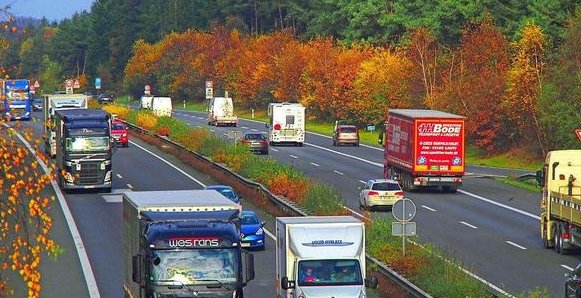 跑了一次德国高速，才明白国内堵车的真正原因，网友：脸红！