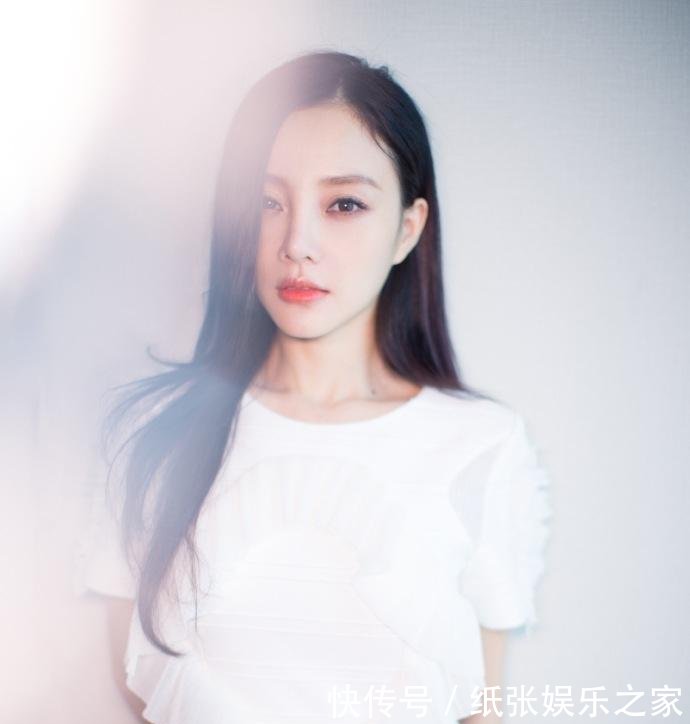 李小璐穿白色长裙气场全开, 时髦到炸, 怪不得贾乃亮不离不弃了!