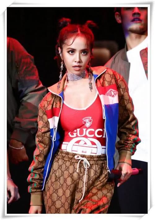 蔡依林又搞事！“连体泳衣”外穿引热议，网友：上厕所要怎么办？