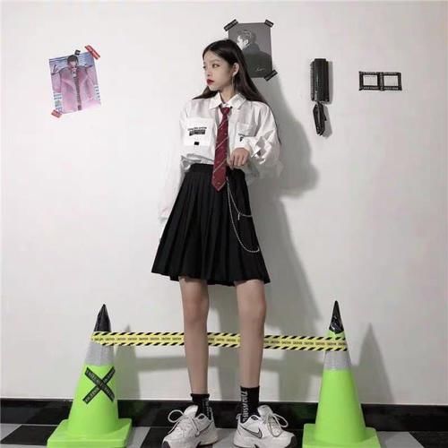  【显瘦】“打底裤”失宠了，今年春夏流行这款“初恋裙”，显瘦百搭还减龄