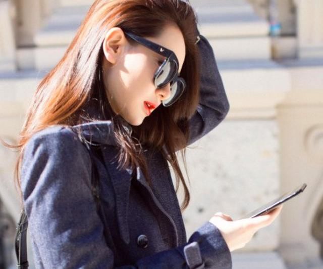 同样是穿风衣，迪丽热巴和戚薇两个人的差别也太大了吧!