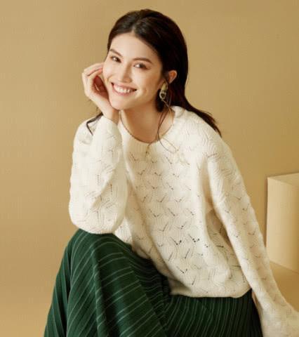 何穗“五五分”西装竟然都能驾驭自如，逆天长腿藏不住好撩人！