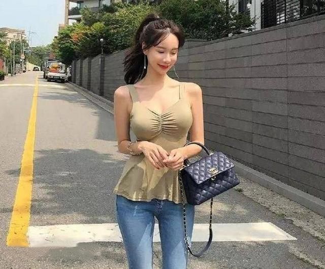 「气质」高跟鞋展示了身材的美感,同时也衬托了时尚的性感
