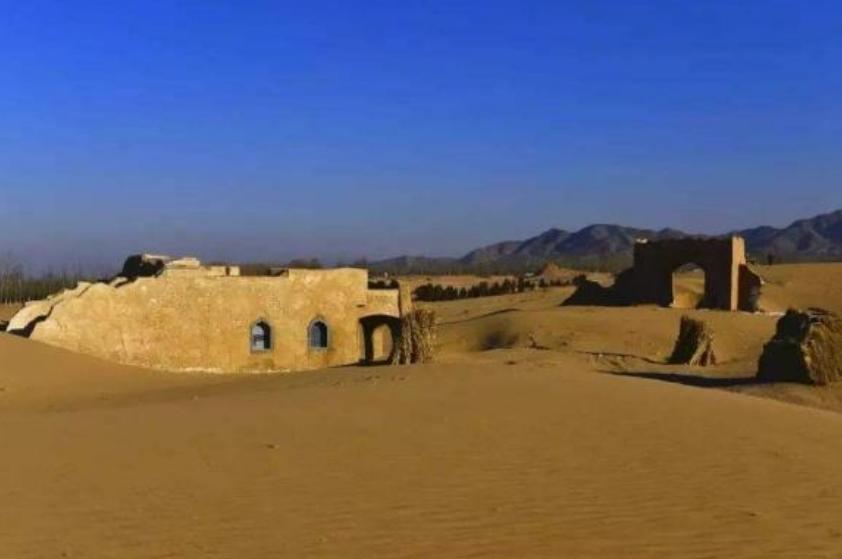 中国唯一被“保护”的沙漠，需靠人工填沙“续命”，只剩200多亩