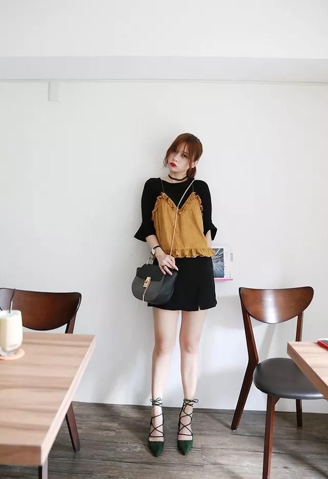 别小看这一件简单的细肩背心，靠它就有各种不一样的百变造型