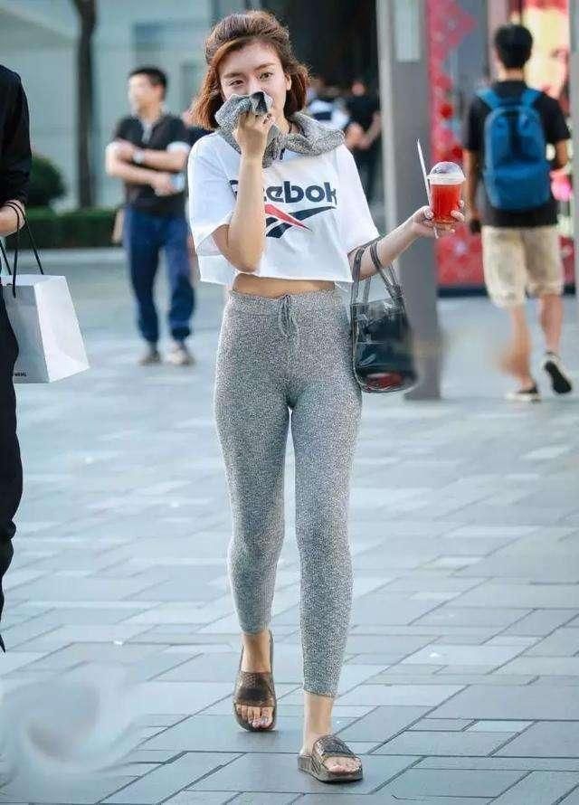 时尚街拍：街头的一些奇怪穿搭 网友：原谅我不懂时尚