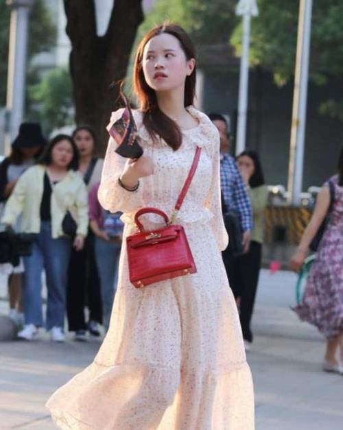  『美丽大方』街拍：沉鱼落雁的美女，一条浅色连衣裙，时尚美丽大方气息