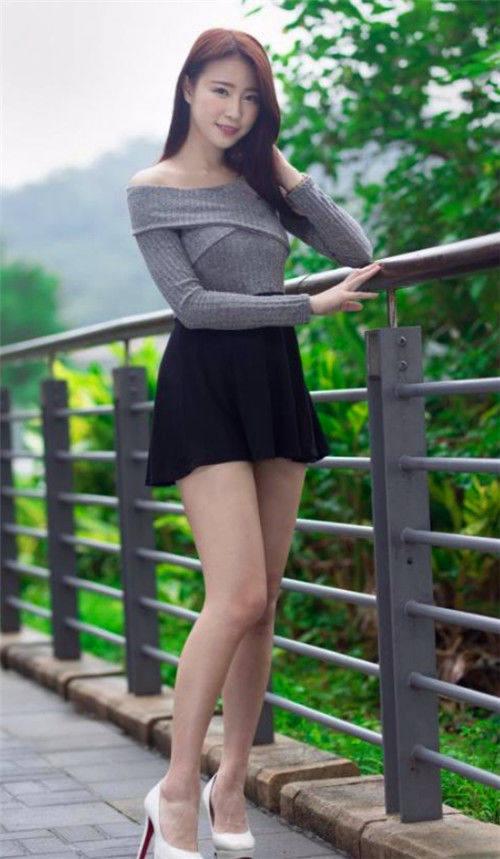 肩上|街拍:美女穿露肩上衣配短裤,甜美可爱,温婉可人