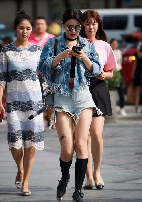  [小姐姐]街拍：丹唇外朗的美女，一条浅蓝色连衣裙，时尚优雅气质迷人
