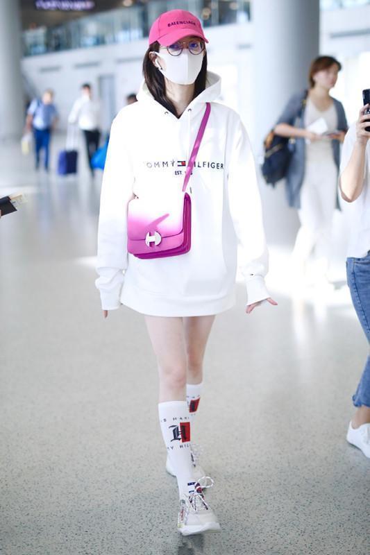 江疏影厉害了，全身上下只穿一件卫衣还蹲下去系鞋带，不惧走光！