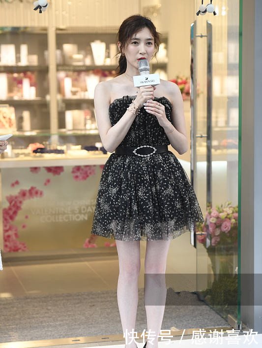 江疏影抹胸短裙，秀长腿变成优雅“黑天鹅”，露出一点很尴尬