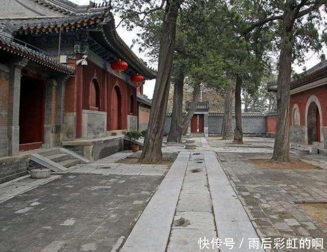 这个“三不寺庙”500多年来未开寺门，僧人却吃喝不愁！