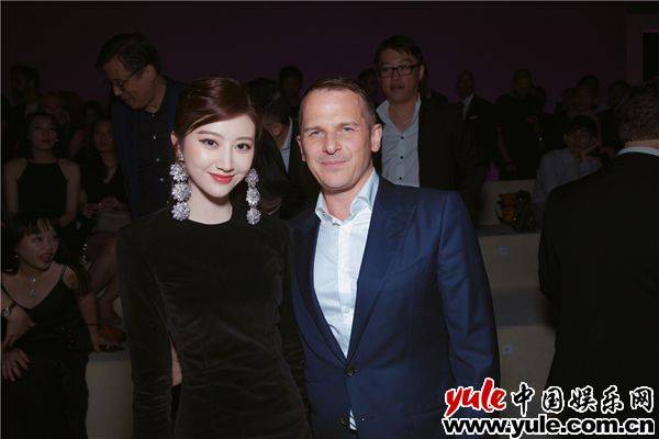 景甜出席纽约时装周看秀 身姿优雅气场全开