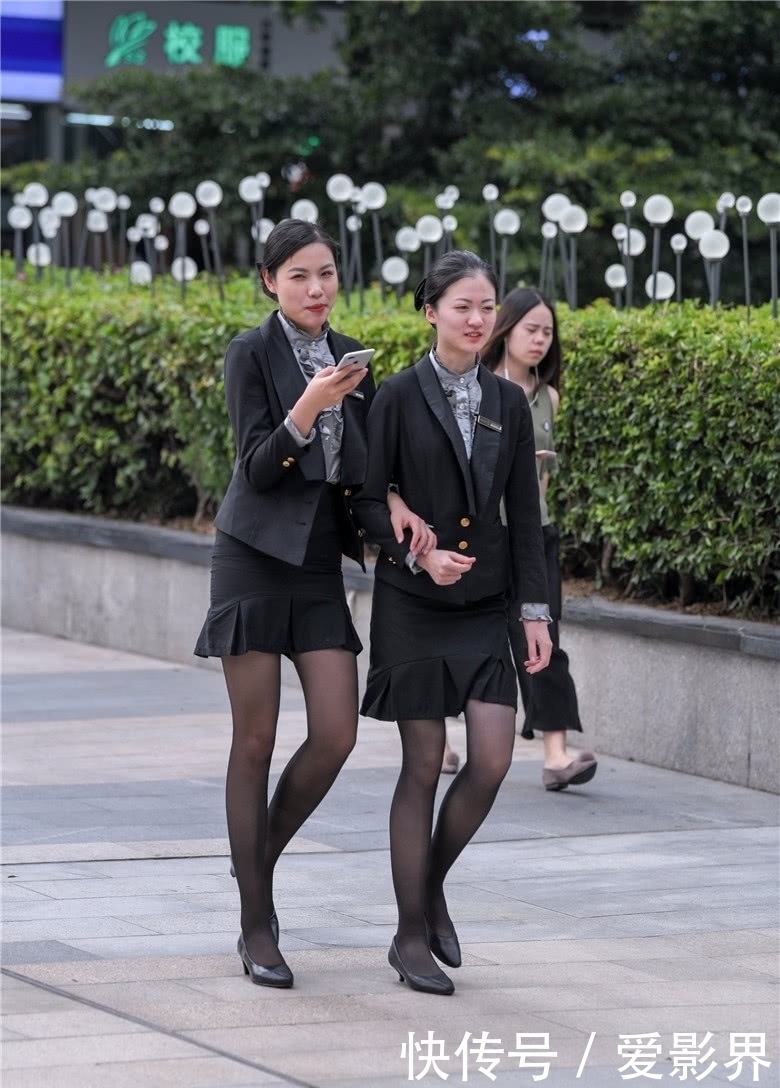  小姐姐|路人街拍：穿着职业装的2个小姐姐，长得高就是有优势啊！
