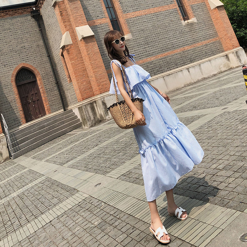 小小的性感和妩媚，吊带裙撩动这个美丽的夏天