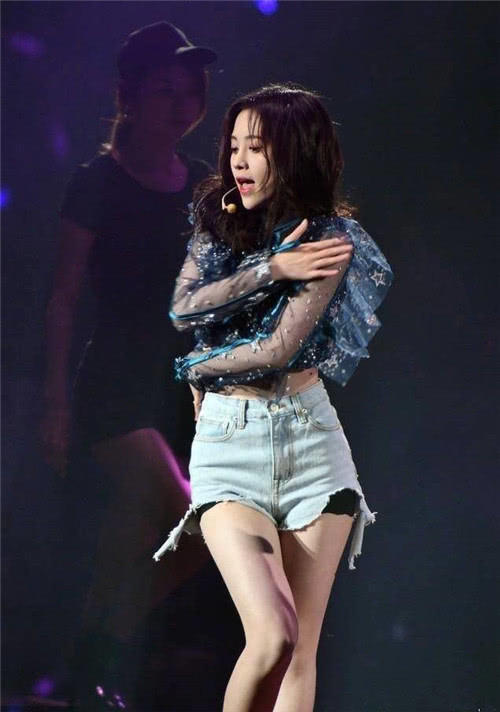 鞠婧祎安全裤多次“走光”,难道故意露出来?网友:腿不要太美!