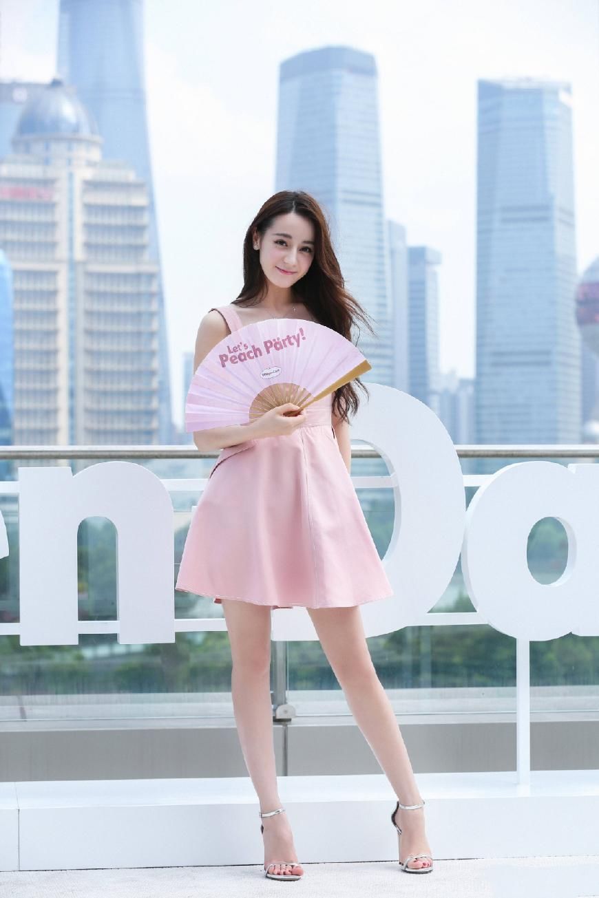 热巴一袭粉裙高级感满屏，竟比印花裙还惊艳，网友:我又恋爱了!