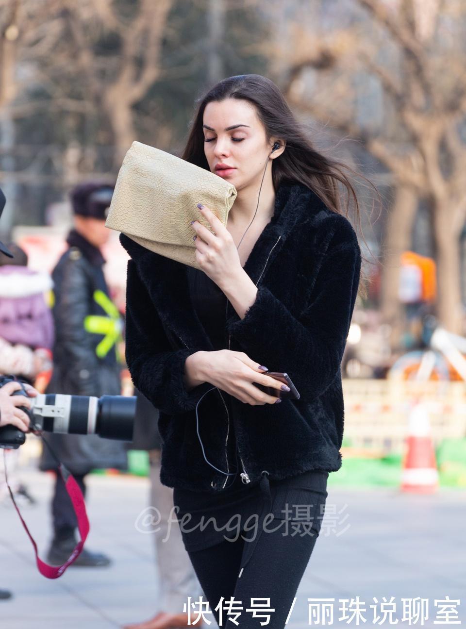 『美女』为什么外国美女喜欢穿黑色打底裤,而我们的小姐姐偏爱光腿神器?
