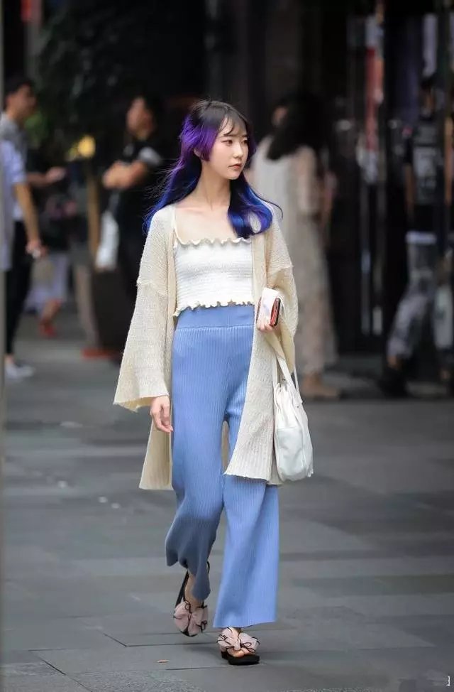路人街拍，小姐姐这一身穿搭，非常的清新靓丽，宛如漫画中的女孩