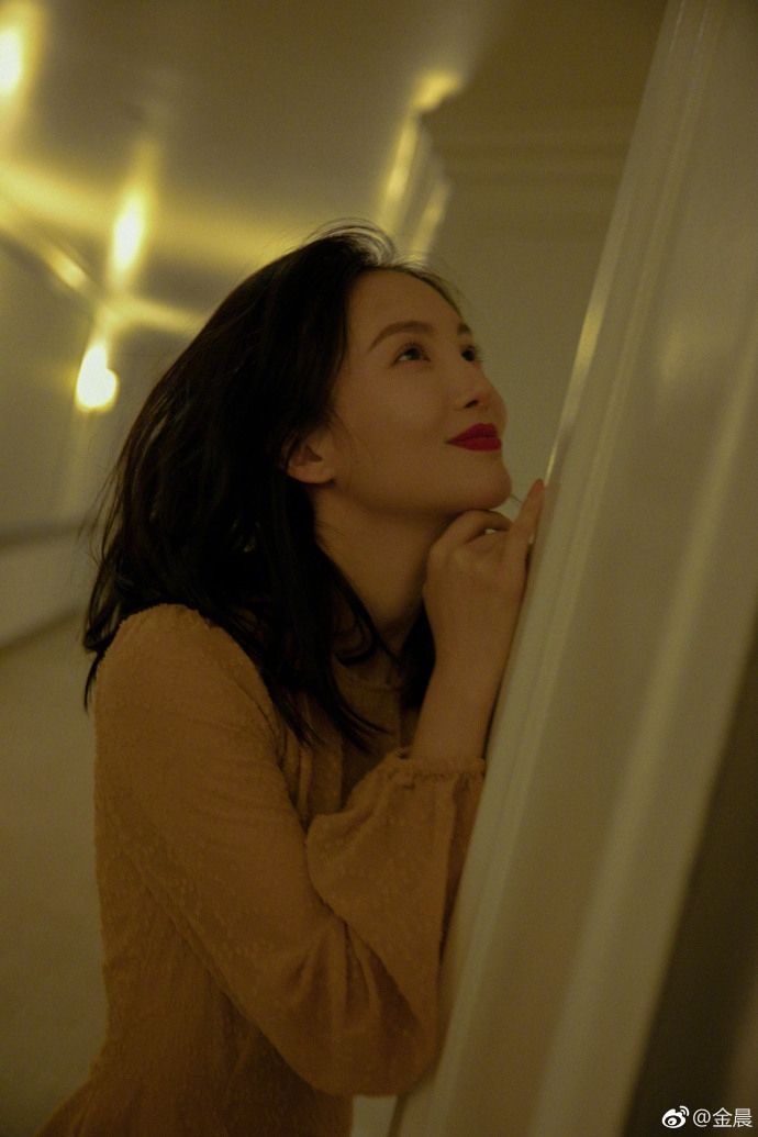 金晨穿优雅妖娆长裙秀小性感 玲珑身姿若隐若现