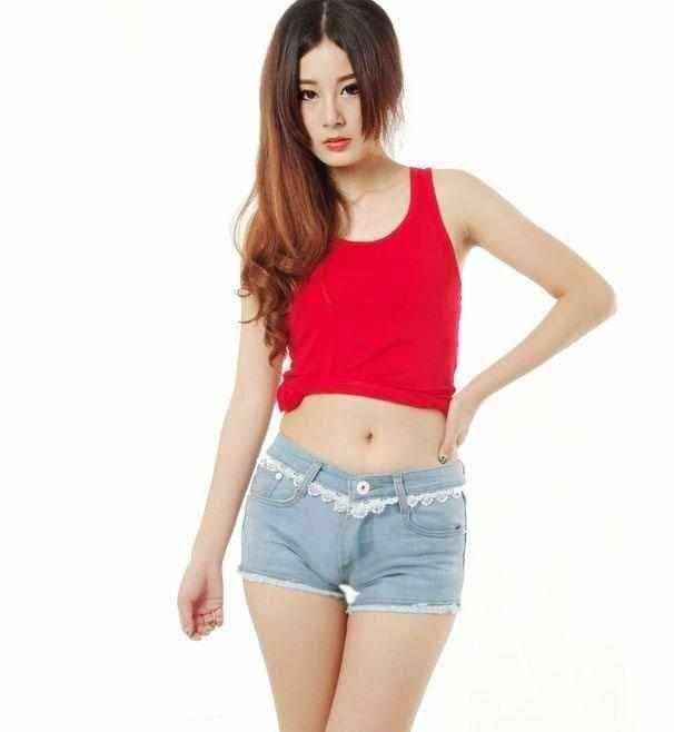 现在年轻女性喜欢穿紧身牛仔短裤及背心，露出标志的小蛮腰!