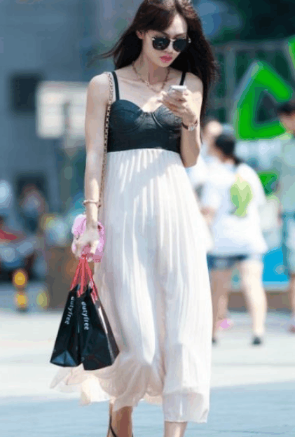 街拍美女: 第一位被勒得也太紧了, 第三位我看了很久后却发现酷似