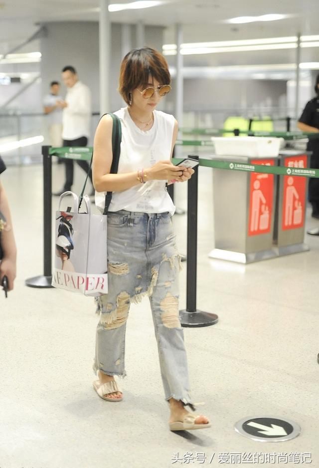 看完马伊琍在牛仔裙里面穿牛仔裤，就知道她的腰有多细了，服气！