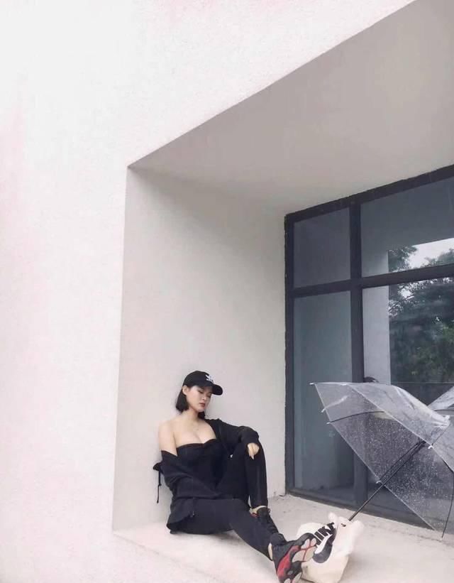 『露脐装』SNKR Girls丨纹身、短裙、露脐装,这么狠的球鞋女生你们肯定顶不住!4.6-4.12