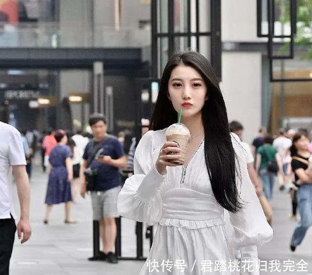  「身上穿着一」一双优雅的尖头高跟鞋，清新的色调，让她走路的姿态显得更加迷人
