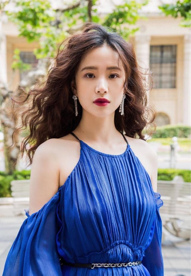 李梦这姑娘穿蓝色，忒好看了 网友：这鞋可真是败笔