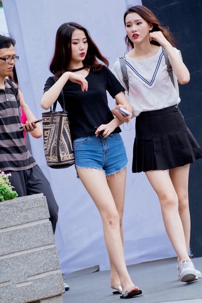 街拍：穿短热裤的姑娘，让气氛更躁动不安！