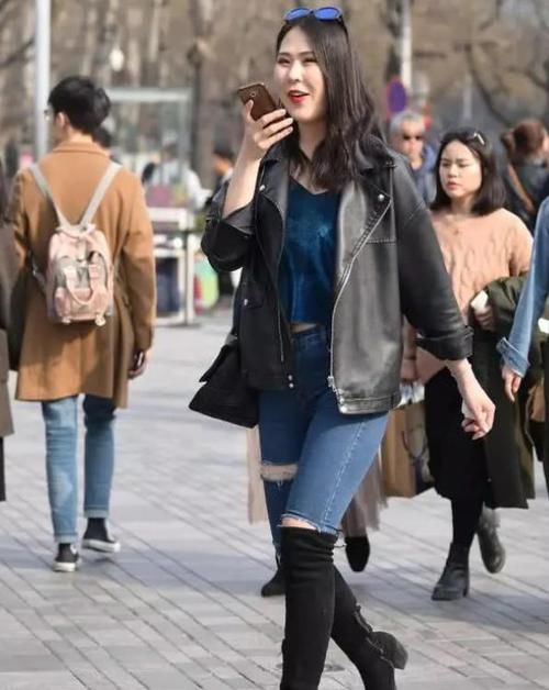  「风采」潮范儿女神来了，街拍：丹唇外朗的美女，一条浅蓝色连衣裙外搭白色外套，风采迷人
