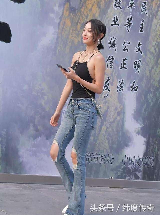 搭配破洞牛仔裤或者紧腿牛仔裤，轻松打造气质淑女