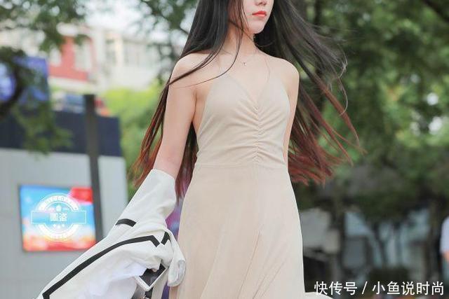 街拍：美女白色吊带蕾丝连衣裙，甜美可爱，有种初恋的味道！