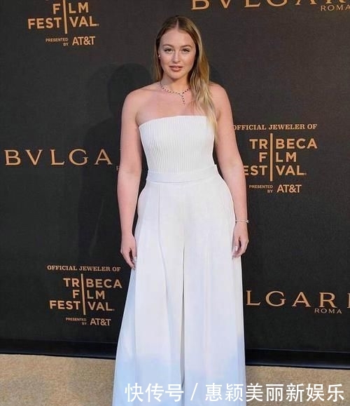  「Iskra」欧美模特Iskra Lawrence，身穿白色连衣裙，尽显时尚风
