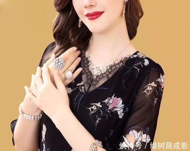 「碎花」突然发现一裙子:叫碎花a字裙,780后穿,确实美得气质出众