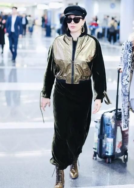 『时髦』钟丽缇又“作妖”，“束腰带”叠穿白色T恤走机场，意外时髦显瘦