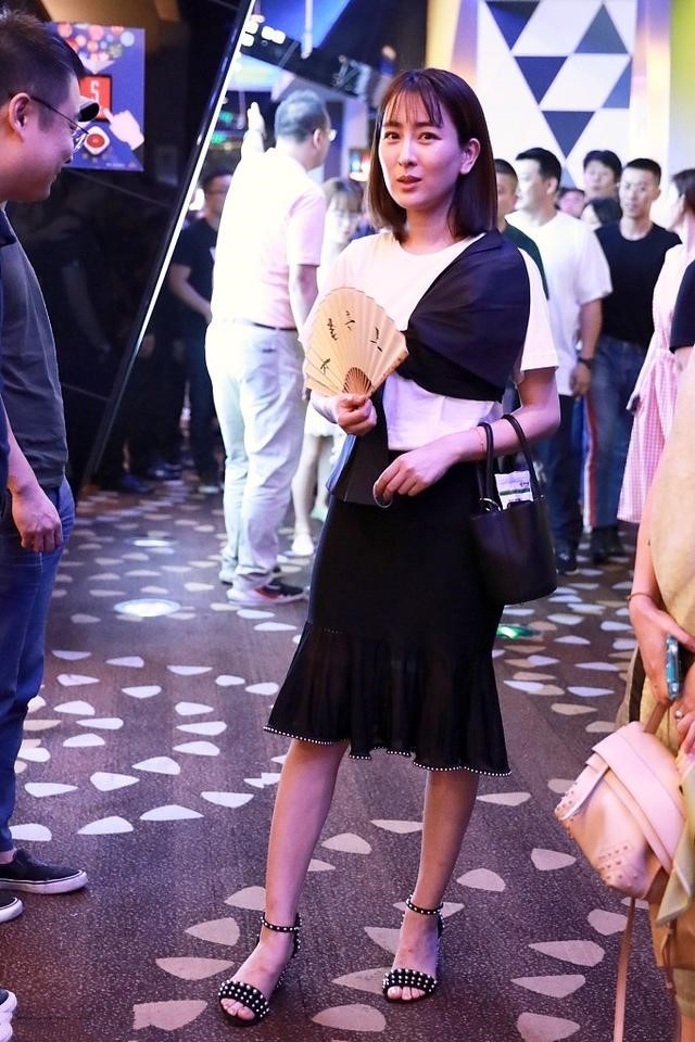 马苏剪空气刘海，搭配齐肩短发！网友：怎么看着有些老气？