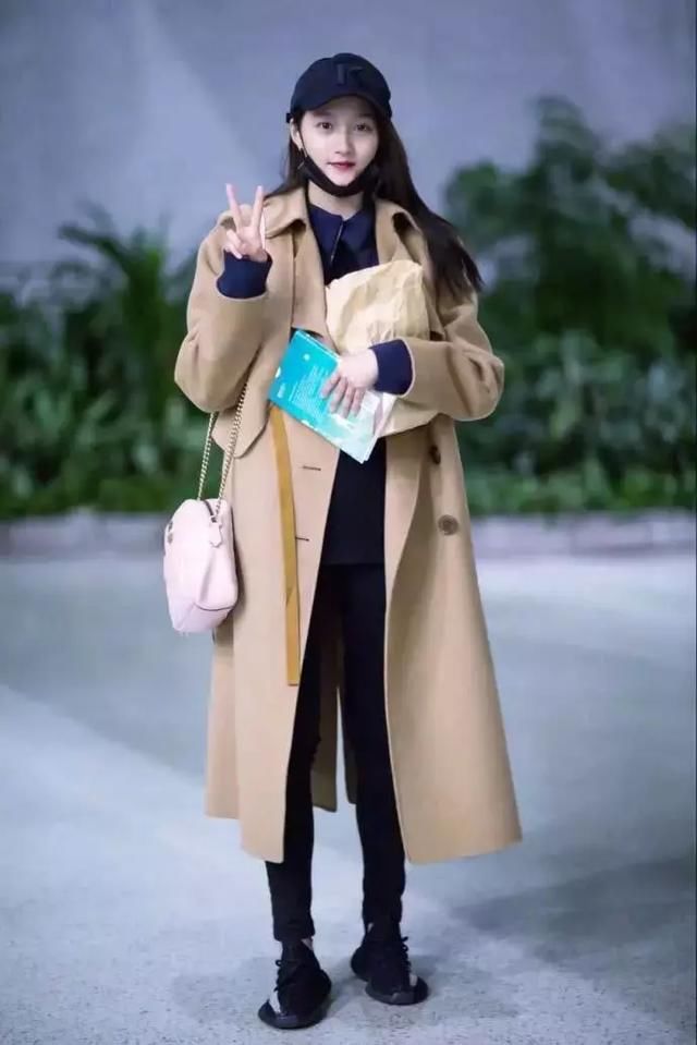 关晓彤露出黑色内搭玩性感,看完下半身五分裤,网友都要疯狂了