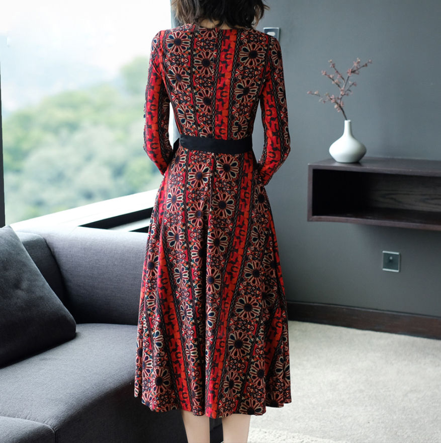 我承认:这款秋裙是贵了点，但令人一见难忘，特别是60后穿