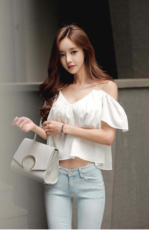 街拍：运动装展现曲线身材，打底裤衬出迷人身姿