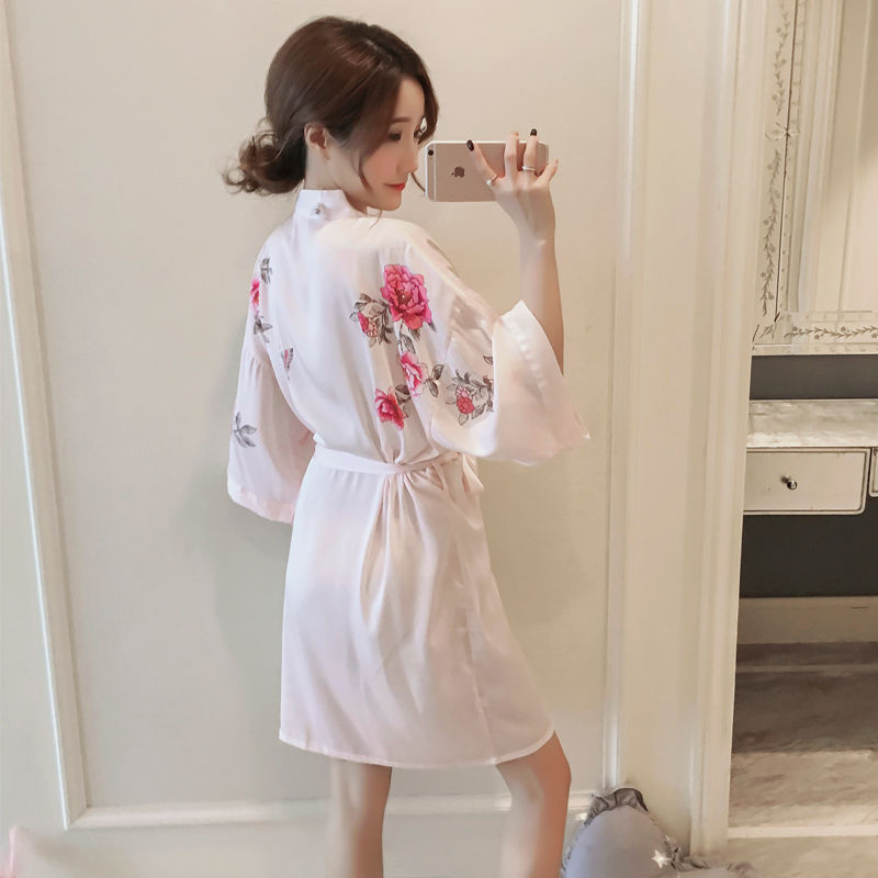 39年来头一次放飞自己,穿上“撩人”睡裙,一举一动都美得醉人