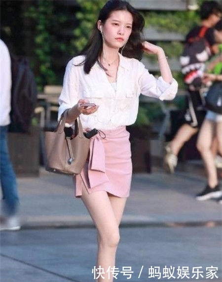  『女人味』街拍：身穿露肩白色时尚款连衣裙，秀出雪白的香肩，具有非常性感的女人味