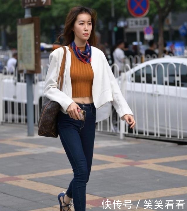 『 脚下一双』时尚穿搭,散发出个性魅力,美女街拍身材完美的小姐姐