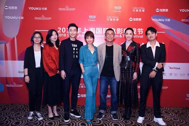 姚晨身穿皮质单品,身材看起来好了不少,秋天跟她学就对了