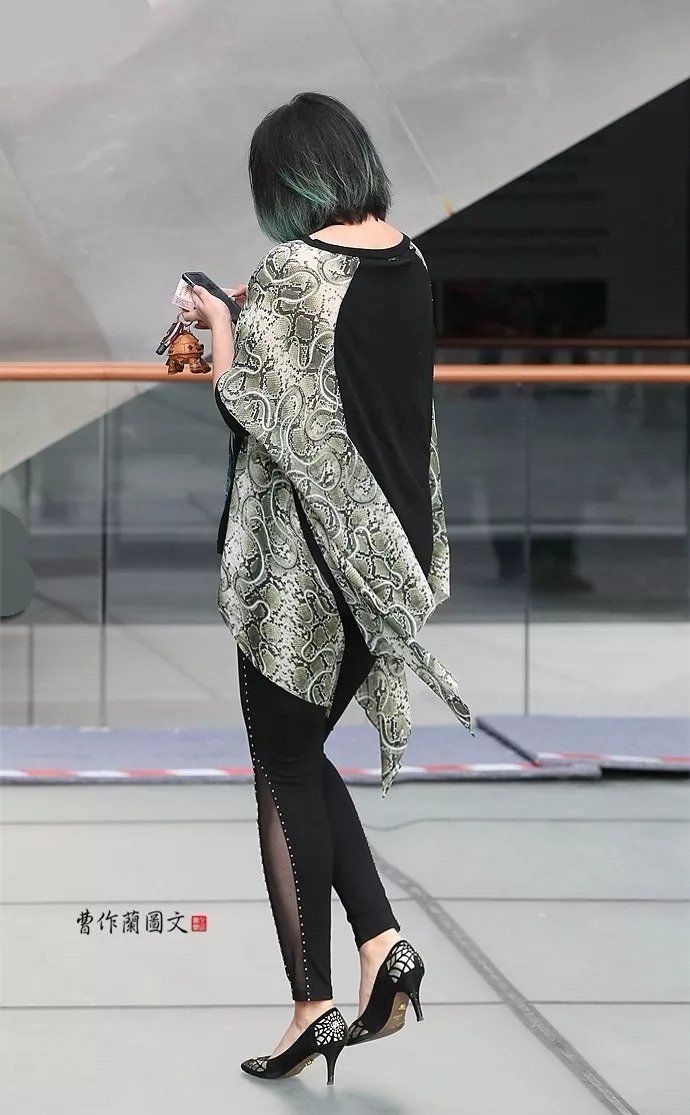 街拍:打底裤，穿出美女天生丽质好底子