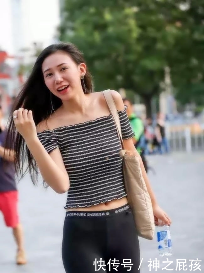  『美女』街拍：白色轻盈的连衣长裙，飘飘然的感觉宛如仙女一般