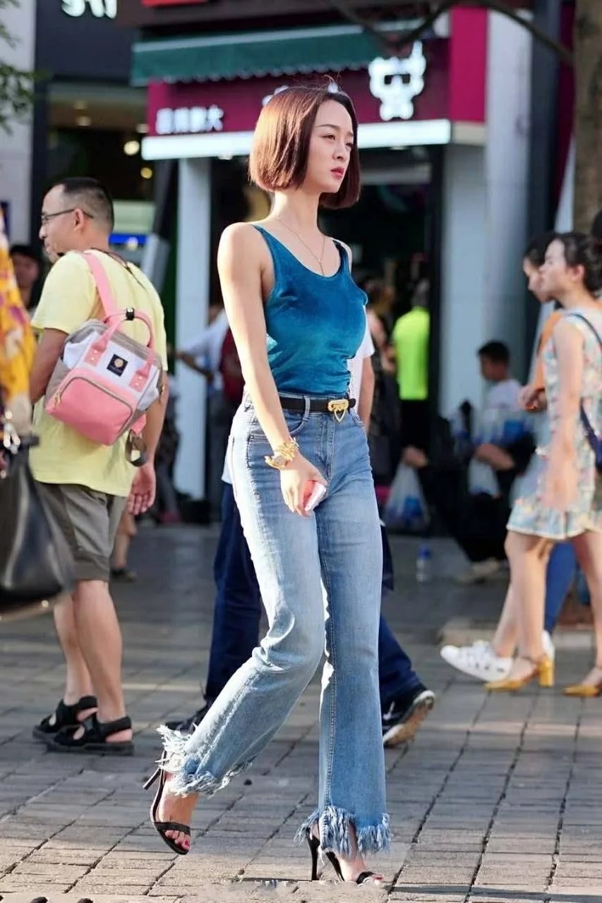 甜美小姐姐这样的服装穿搭很是诱人，紧绷的翘臀给人带来活力